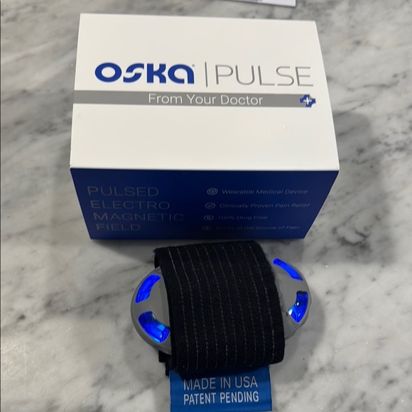 Pulse Black Wearable Pain Relief Device - like new! - Picture 2 of 3